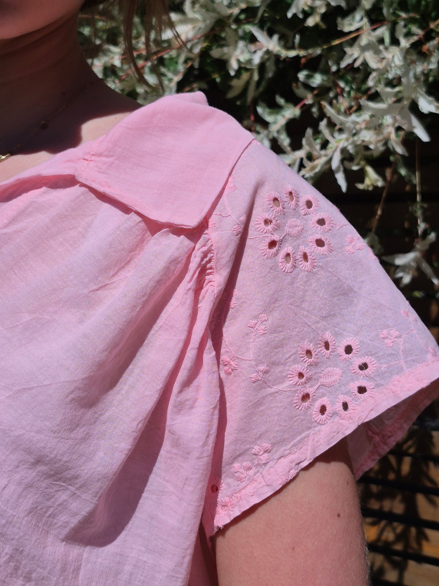 Blouse fluide à col en V et broderies ALLEN & JO