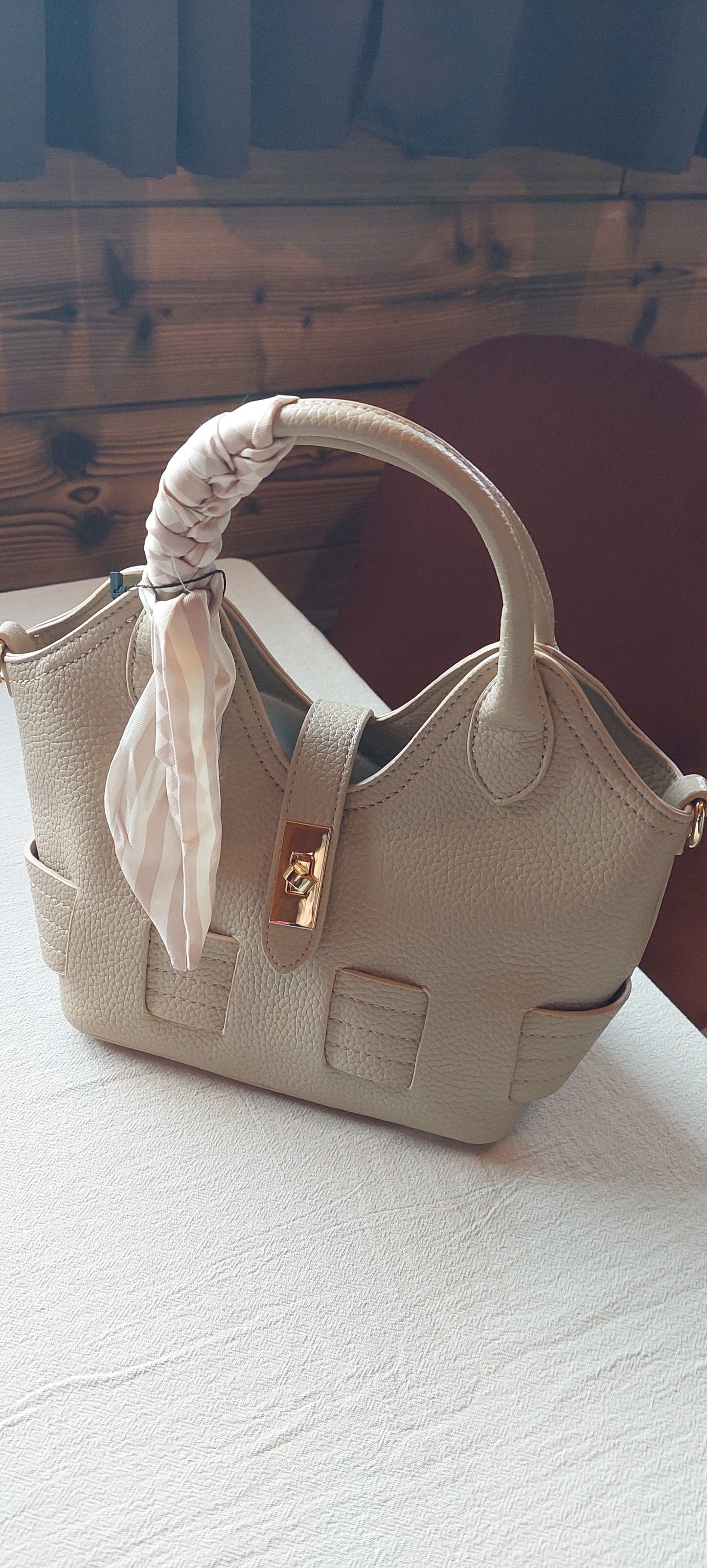 Sac cabas structuré en similicuir grainé & détail foulard