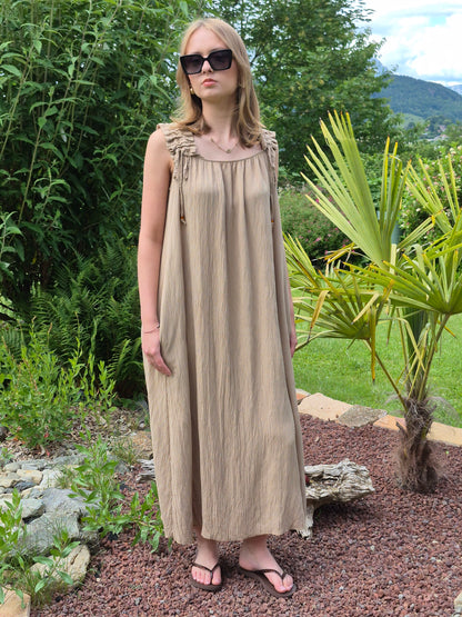 Robe d'été longue fluide à bretelles froncées et détails perle ALLAN & JO