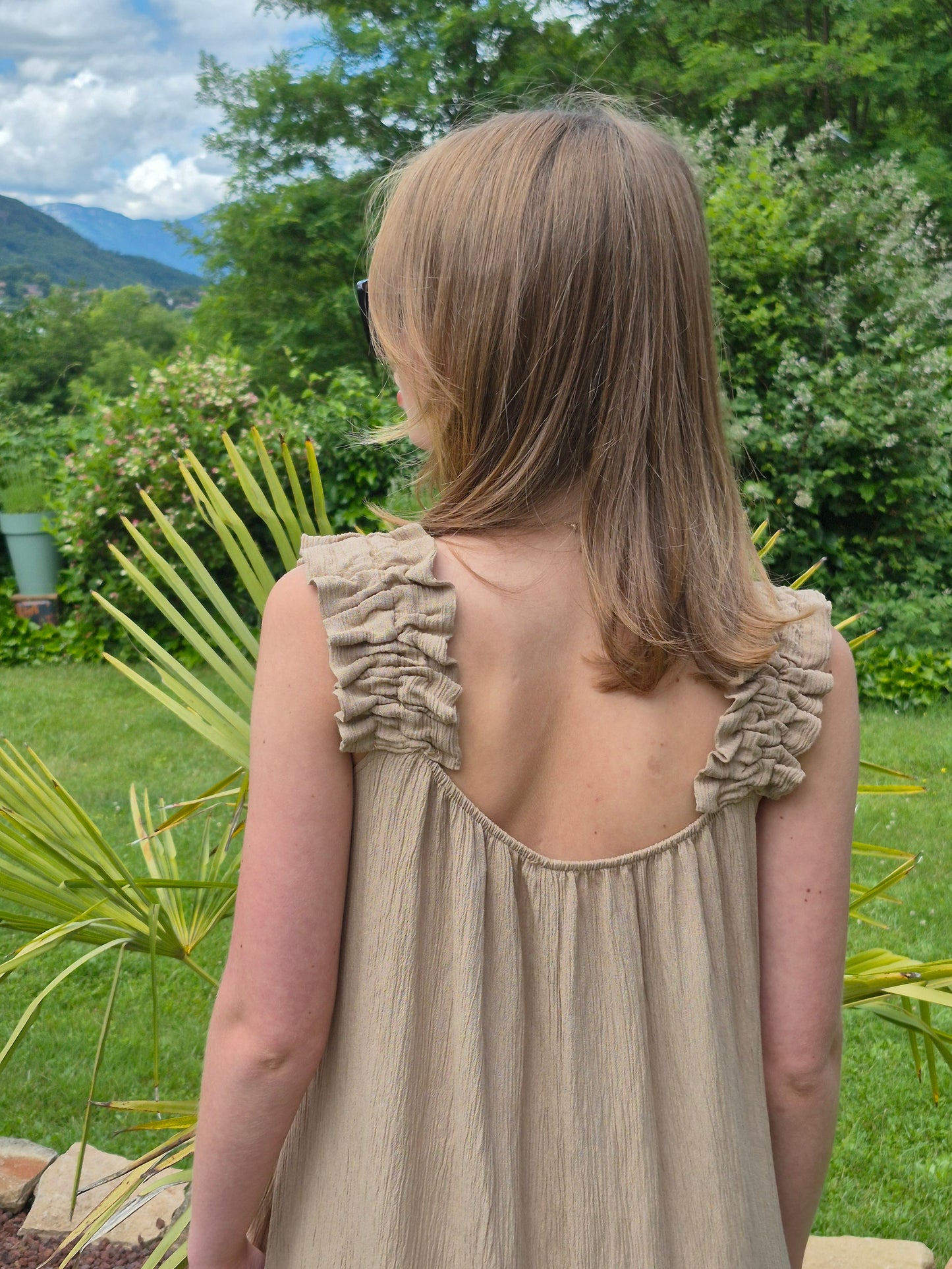 Robe d'été longue fluide à bretelles froncées et détails perle ALLAN & JO