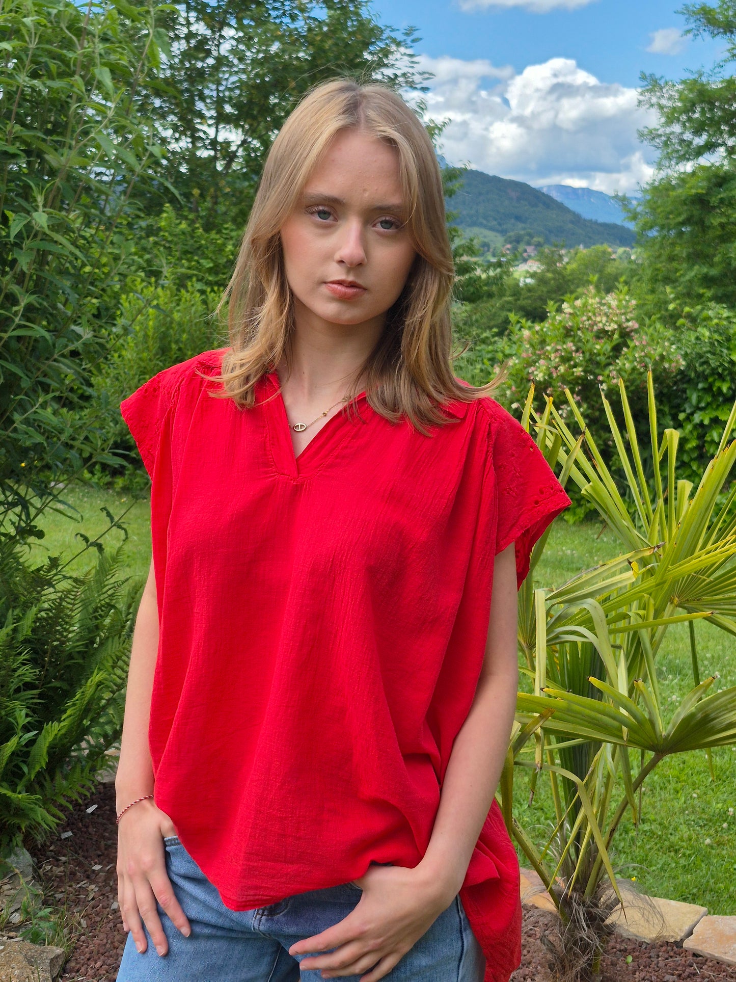 Blouse fluide à col en V et broderies ALLEN & JO