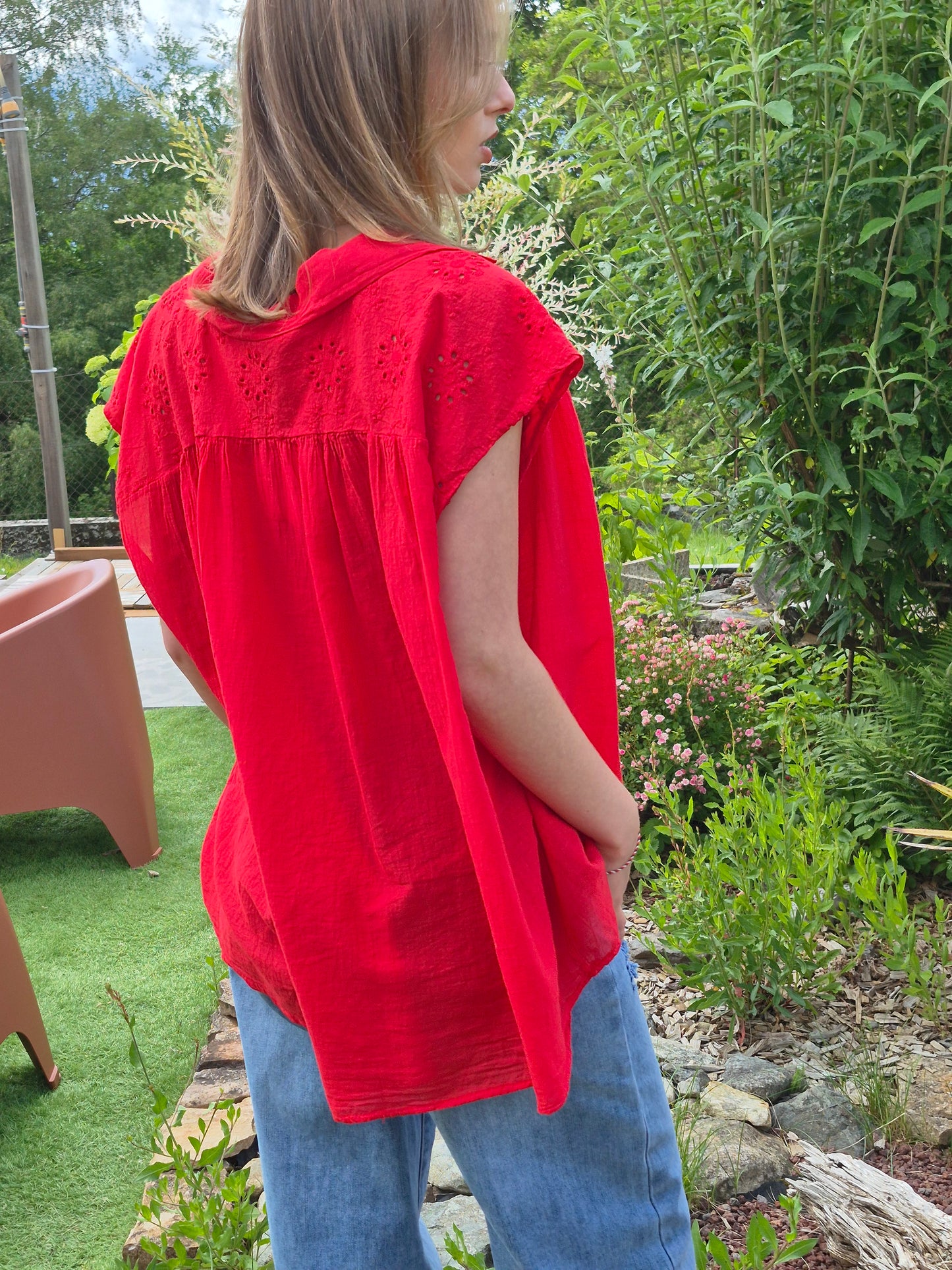 Blouse fluide à col en V et broderies ALLEN & JO