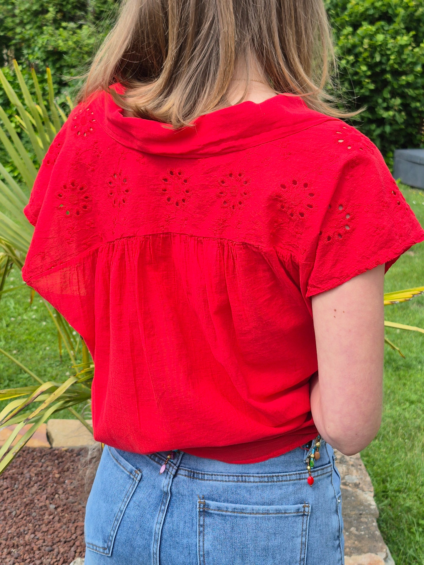 Blouse fluide à col en V et broderies ALLEN & JO