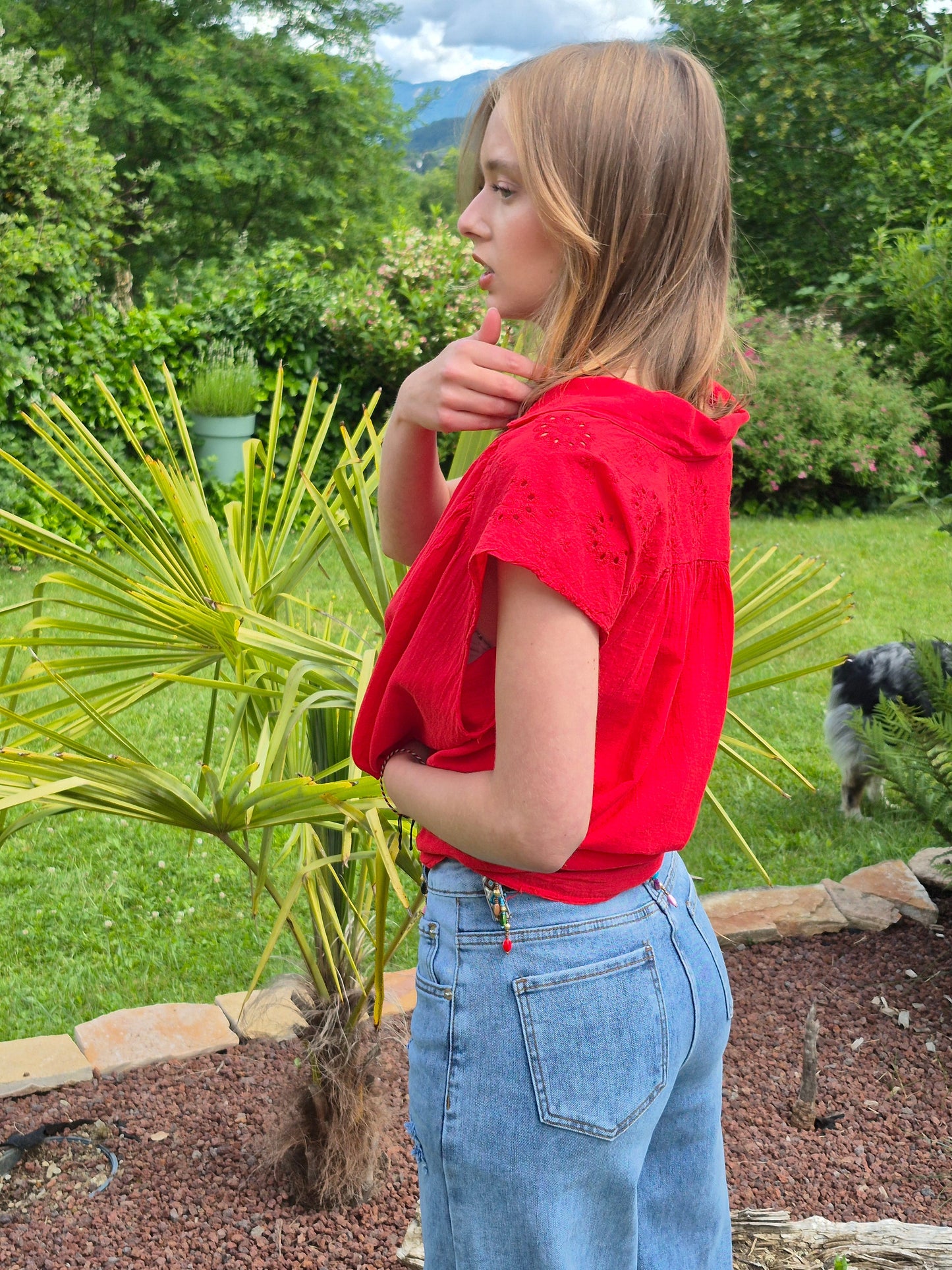 Blouse fluide à col en V et broderies ALLEN & JO