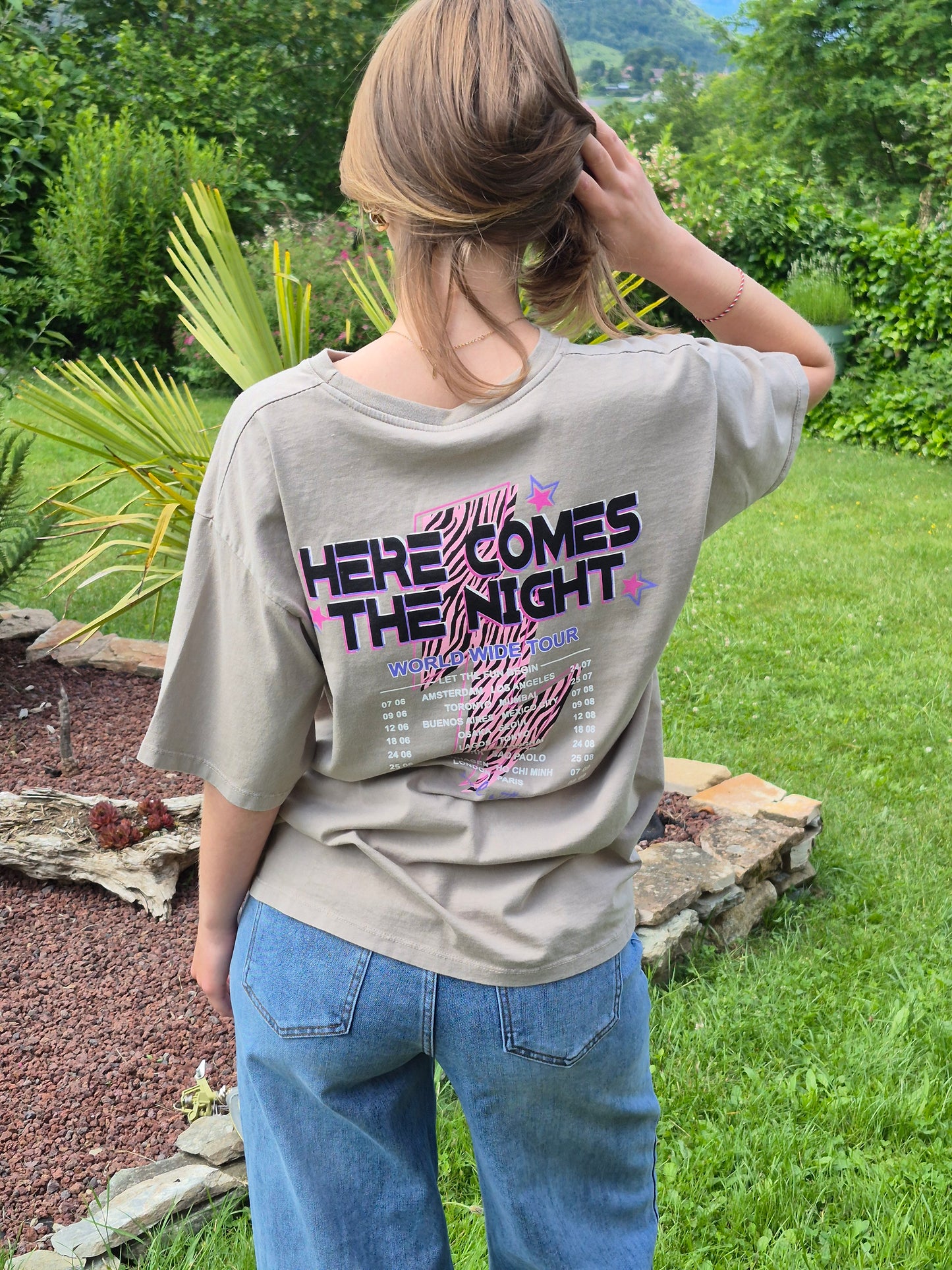 T-shirt "Night Tour" – Coton Bio & Broderies Électriques