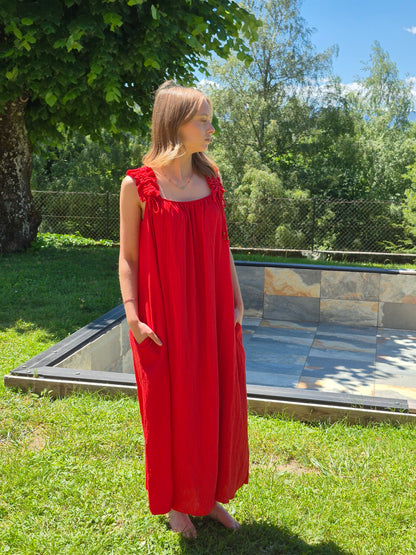 Robe d'été longue fluide à bretelles froncées et détails perle ALLAN & JO