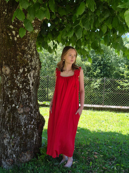Robe d'été longue fluide à bretelles froncées et détails perle ALLAN & JO