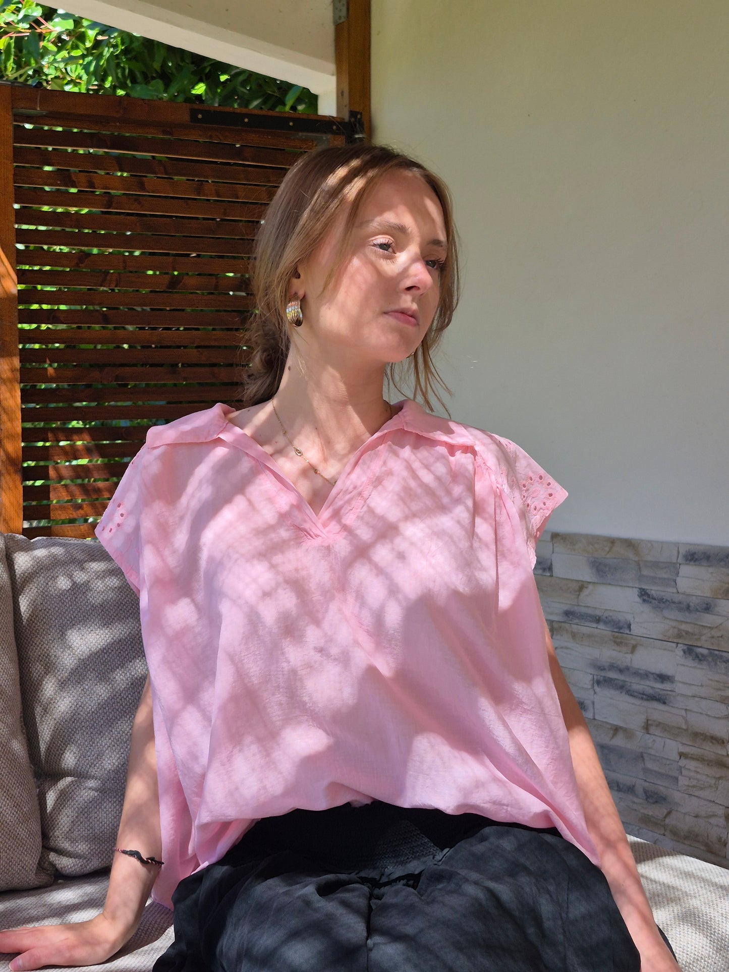 Blouse fluide à col en V et broderies ALLEN & JO