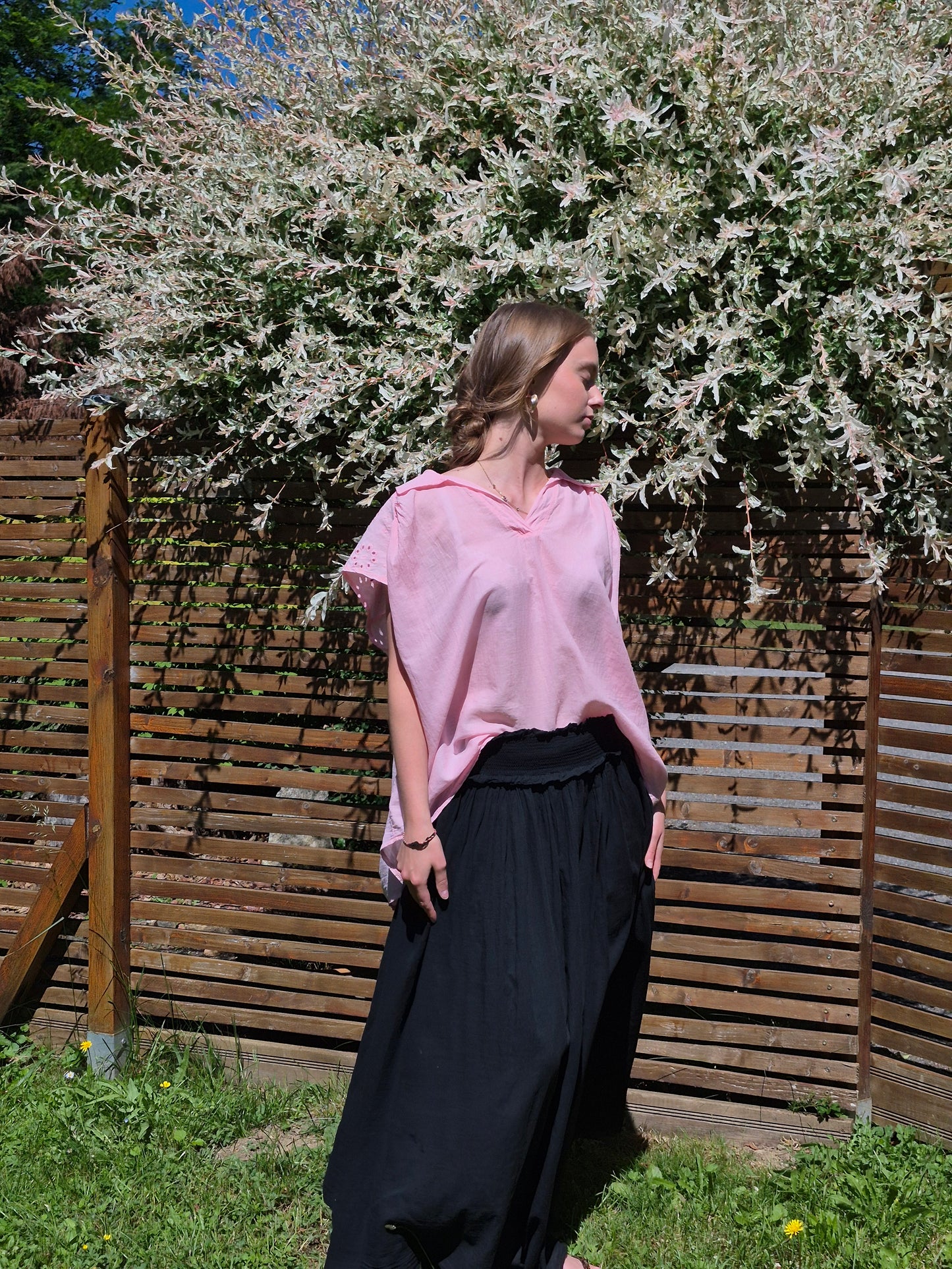 Blouse fluide à col en V et broderies ALLEN & JO