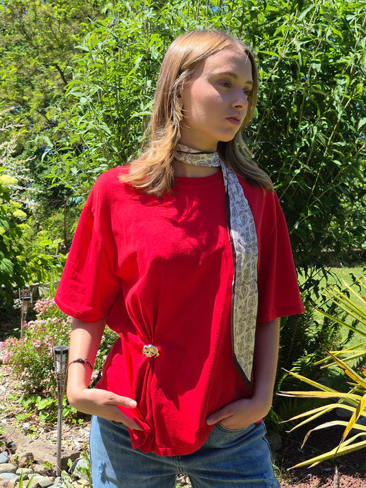 T-shirt rouge avec broche bijou JOHANNA PARIS