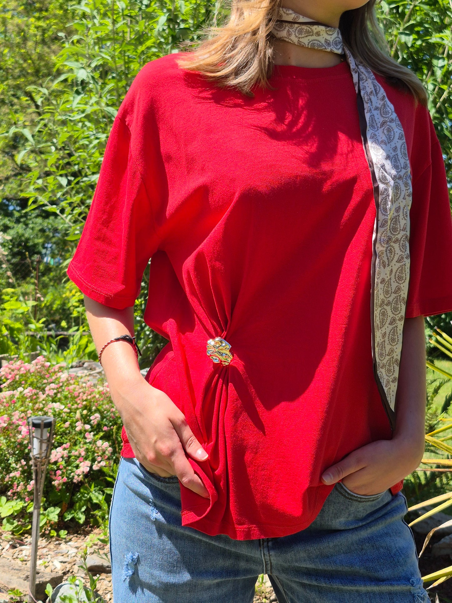 T-shirt rouge avec broche bijou JOHANNA PARIS