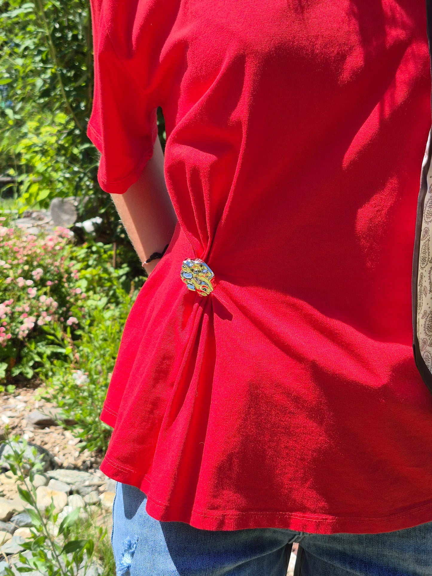 T-shirt rouge avec broche bijou JOHANNA PARIS