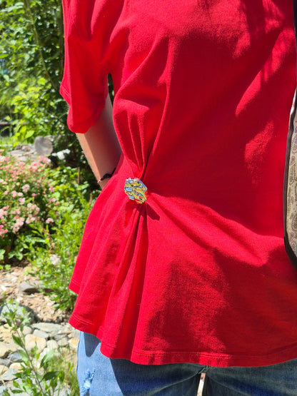 T-shirt rouge avec broche bijou JOHANNA PARIS