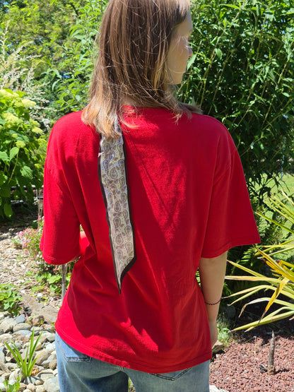 T-shirt rouge avec broche bijou JOHANNA PARIS