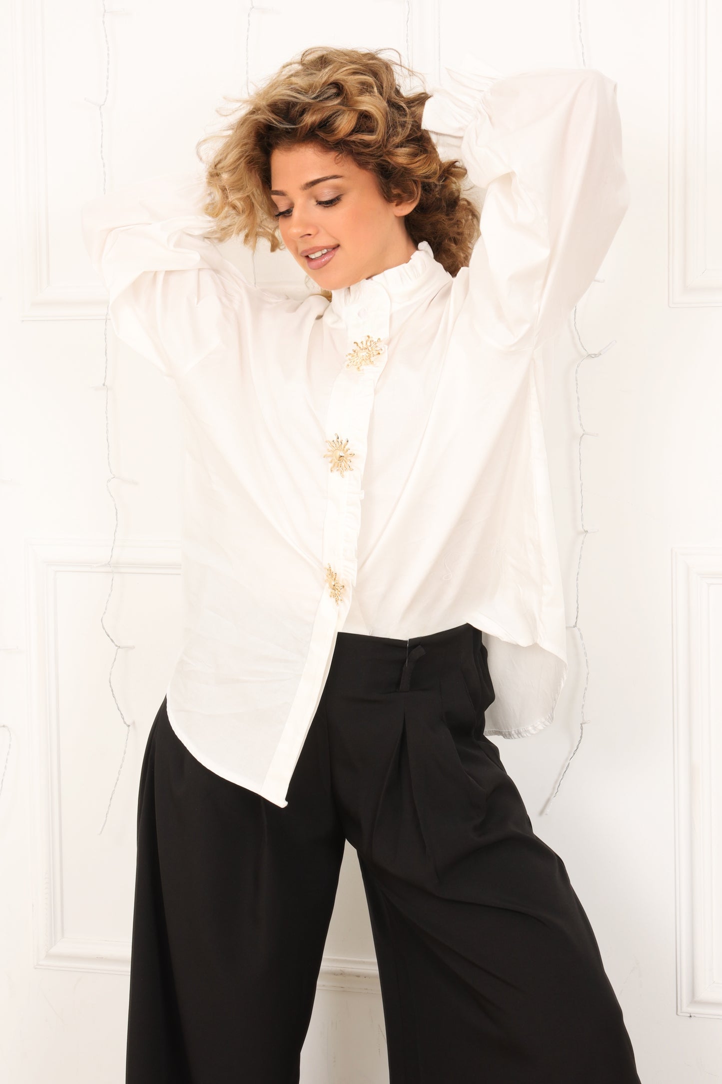 Chemise blanche col plissé avec broches soleil