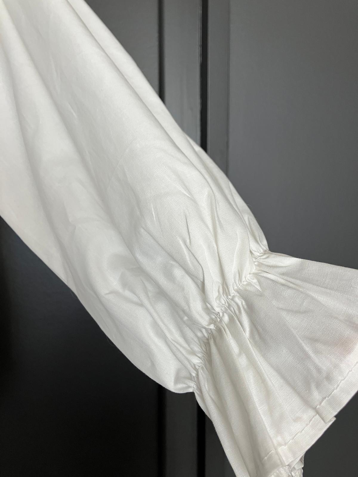 Chemise blanche col plissé avec broches soleil