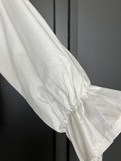 Chemise blanche col plissé avec broches soleil