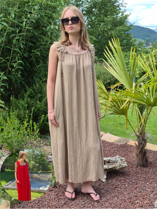 Robe d'été longue fluide à bretelles froncées et détails perle ALLAN & JO