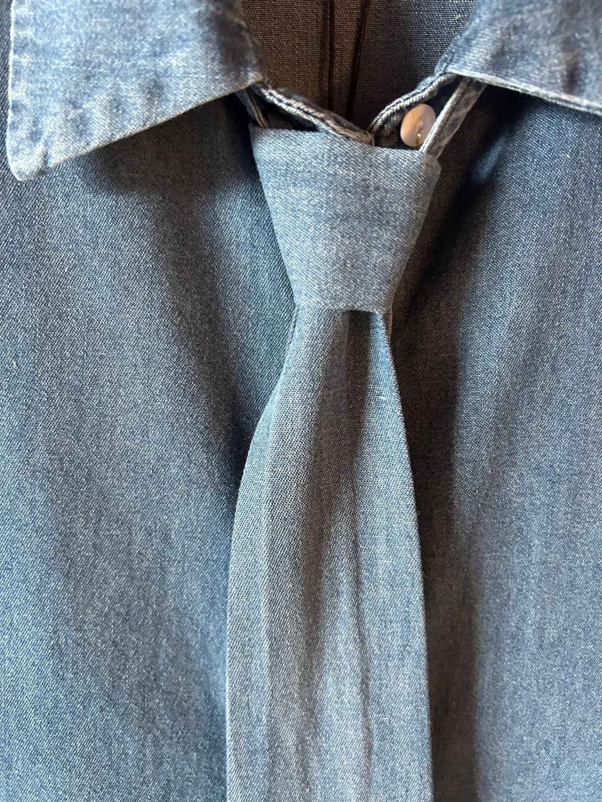 Chemise Denim "City Tie" – Détail Cravate Intégré (100% Coton)