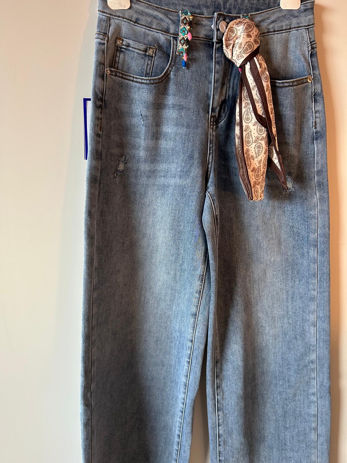 Jean Wide Leg – Détails Foulard & Bijoux