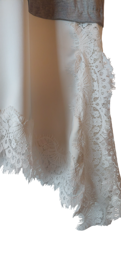 Tee-shirt gris et blanc –  Grise & Soie Dentellée blanche